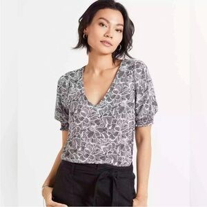 Evereve Gracie Floral Puff Sleeve blouse/top. Size XS